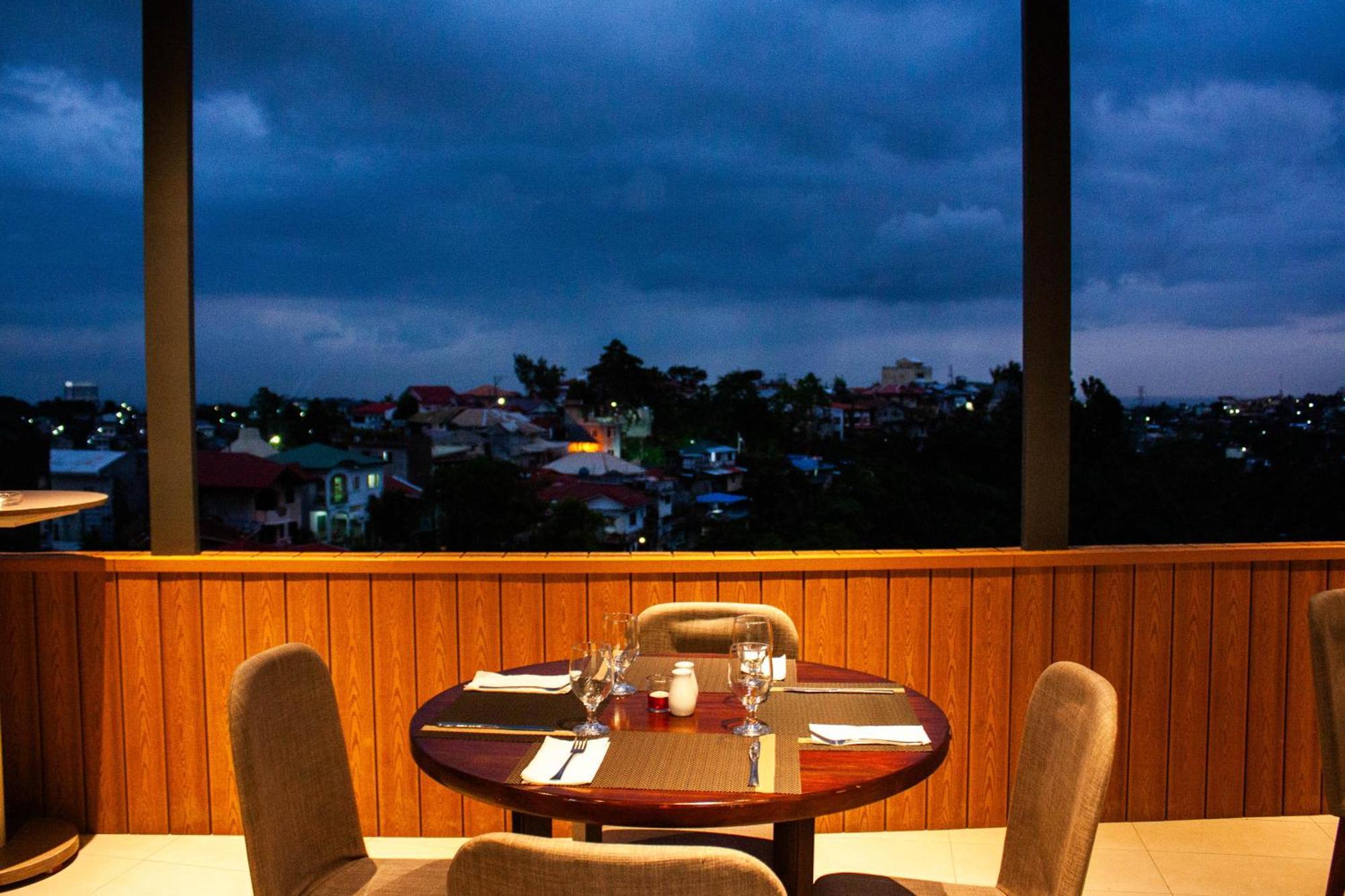 Hotel Hayat Sky Towers à Cebu Extérieur photo